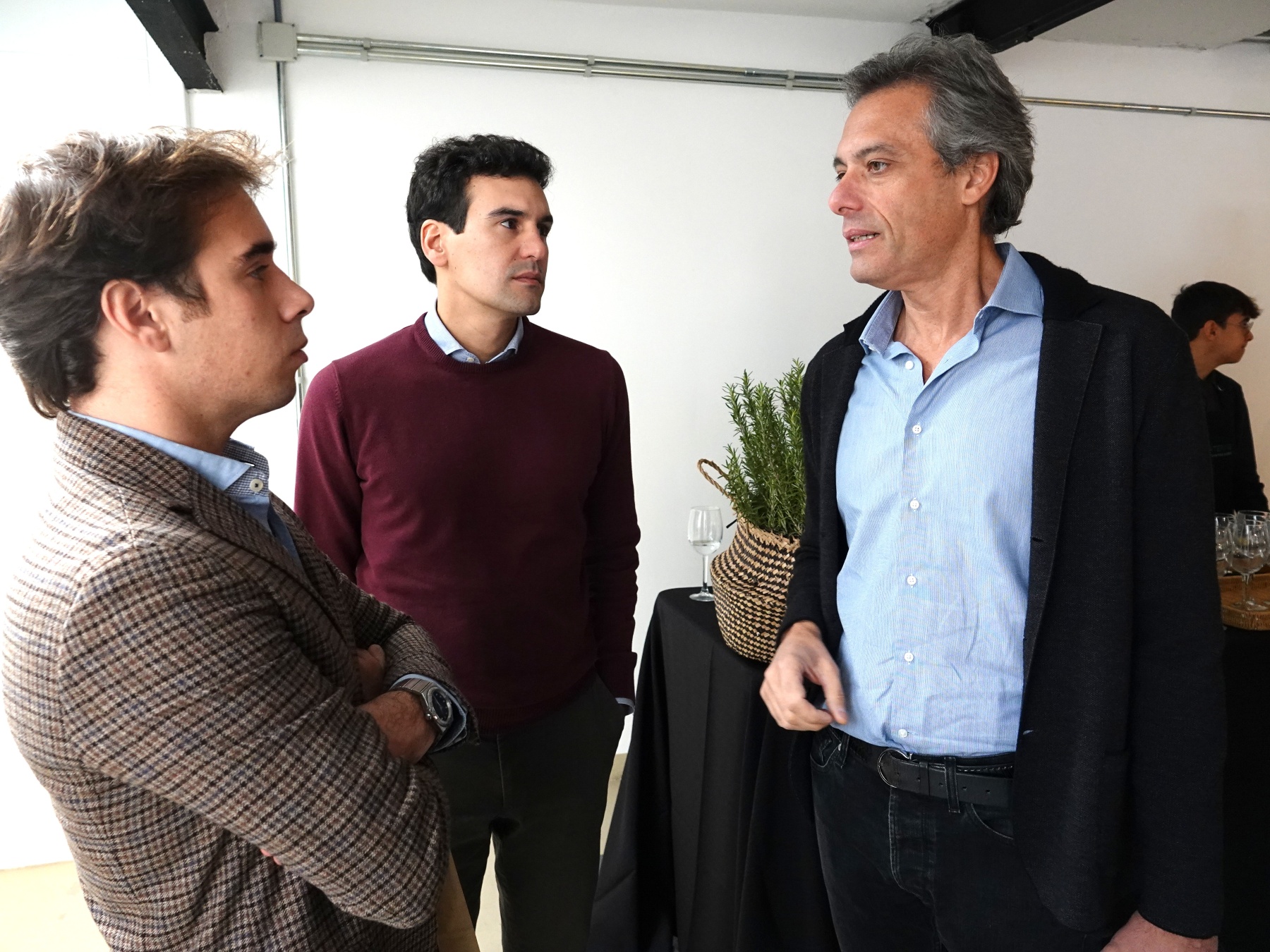 A a derecha, Marco Bolognini, patrono de Rewilding Spain, en el evento de Madrid