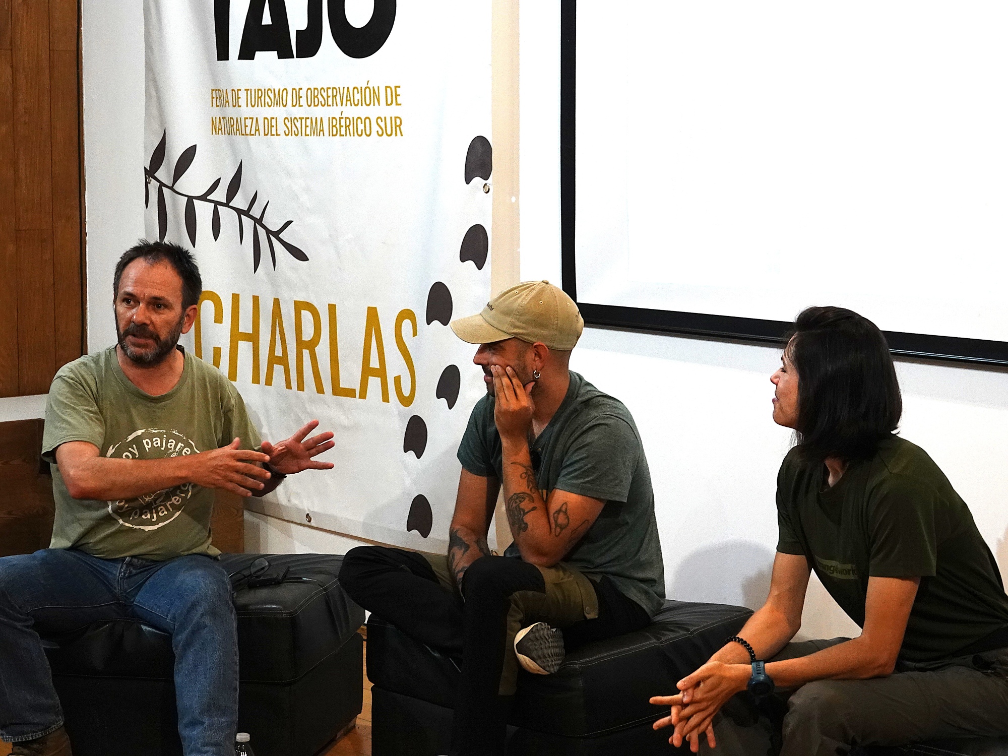 Mesa redonda con El Vuelo del Grajo, Vieja Tierra y Nexonatura